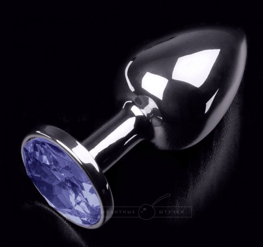 Маленькая серебристая анальная пробка с круглым кончиком и фиолетовым кристаллом - 7 см. - Пикантные штучки - купить с доставкой в Новосибирске