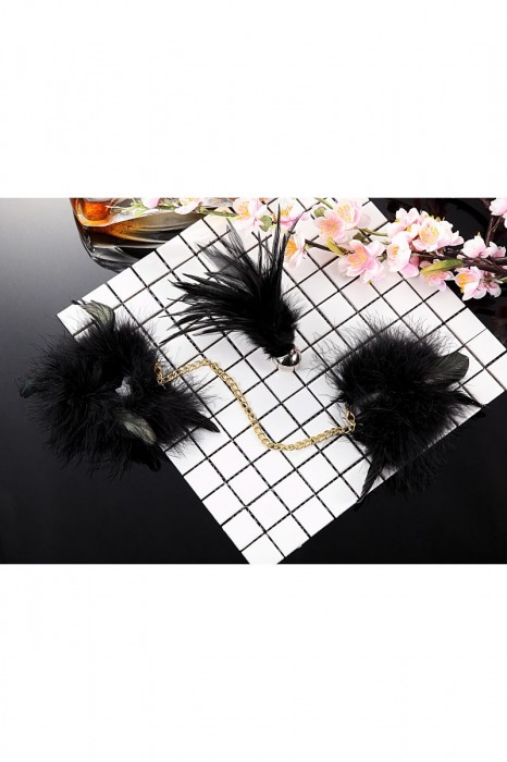 Перьевой эротический набор Romfun - наручники с цепочкой и кисточка-щекоталка - Romfun - купить с доставкой в Новосибирске