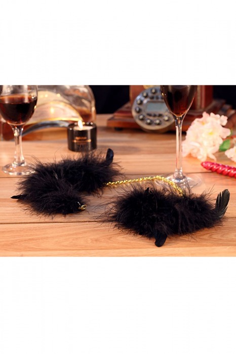 Перьевой эротический набор Romfun - наручники с цепочкой и кисточка-щекоталка - Romfun - купить с доставкой в Новосибирске