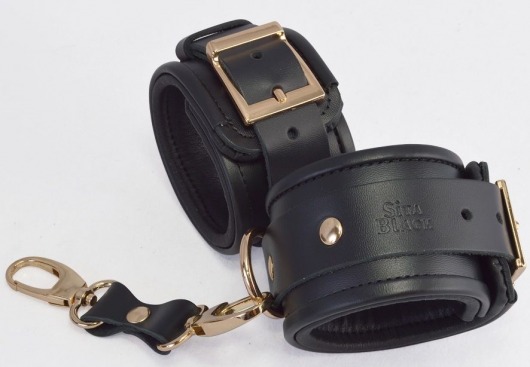 Черные кожаные наручники с золотистыми пряжками и карабином - Sitabella - купить с доставкой в Новосибирске