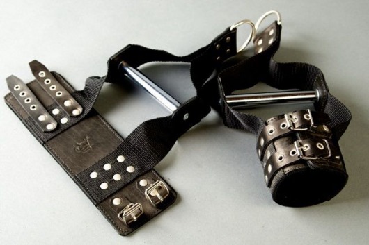 Чёрные наручники с хромированной трубкой для подвешивания - Подиум - купить с доставкой в Новосибирске