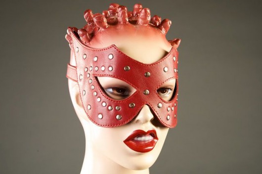 Красная кожаная маска с заклёпками - Подиум - купить с доставкой в Новосибирске