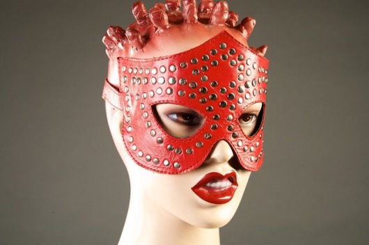 Красная маска-очки с фурнитурой в виде заклепок - Подиум - купить с доставкой в Новосибирске